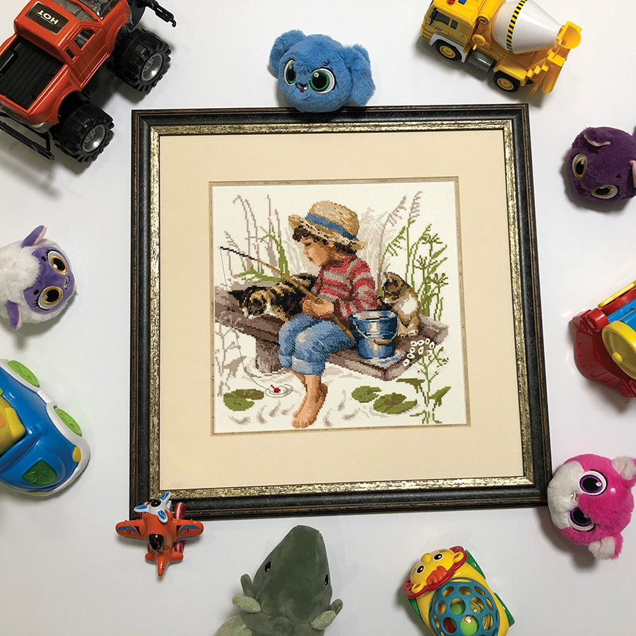 Un Martin-pêcheur Est Perché Sur Une Branche D'arbre à L'arrière-plan