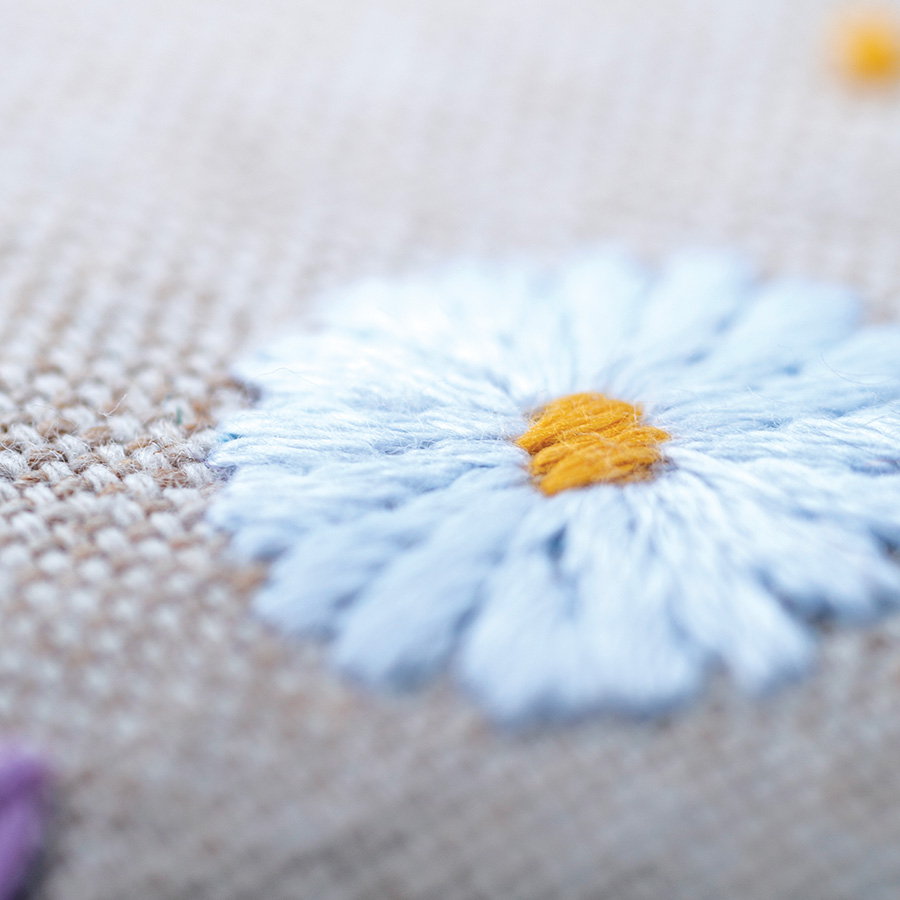 Chemin De Table Ovale Brodé Fleur Bleue Sur Polycoton, Neuf Sans étiquette, Fait Main
