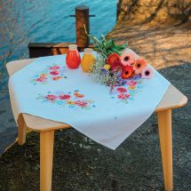 Leisure Arts Chemin de table brodé coquelicots écrus 38,1 x 106,7 cm