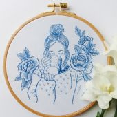 Kit de broderie sur tambour - Tamar Nahir Yanai - Femme bleue à fleurs