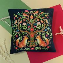 Kit de coussin à broder - Abris Art - L'arbre des contes de la forêt