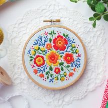 Kit de broderie sur tambour - Tamar Nahir Yanai - Fleurs colorées