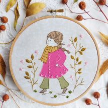 Kit de broderie sur tambour - Tamar Nahir Yanai - Fille au manteau rose