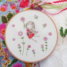 Kit de broderie sur tambour - Tamar Nahir Yanai - Fille en robe rouge