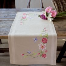 Kit de chemin de table à broder - Vervaco - Fleurs roses avec papillons