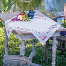 Kit de nappe à broder - Vervaco - Fleurs classiques et papillons