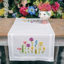 Kit de chemin de table à broder - Vervaco - Fleurs de Printemps