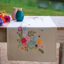 Kit de chemin de table à broder - Vervaco - Un printemps joyeux